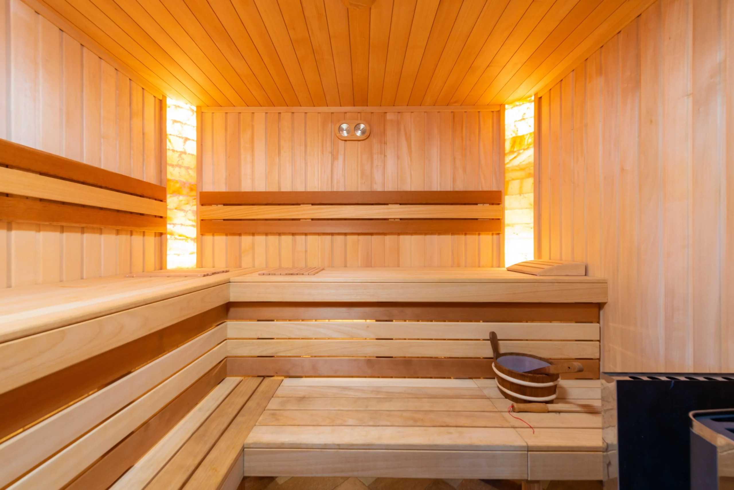 Sauna mit Beleuchtung.